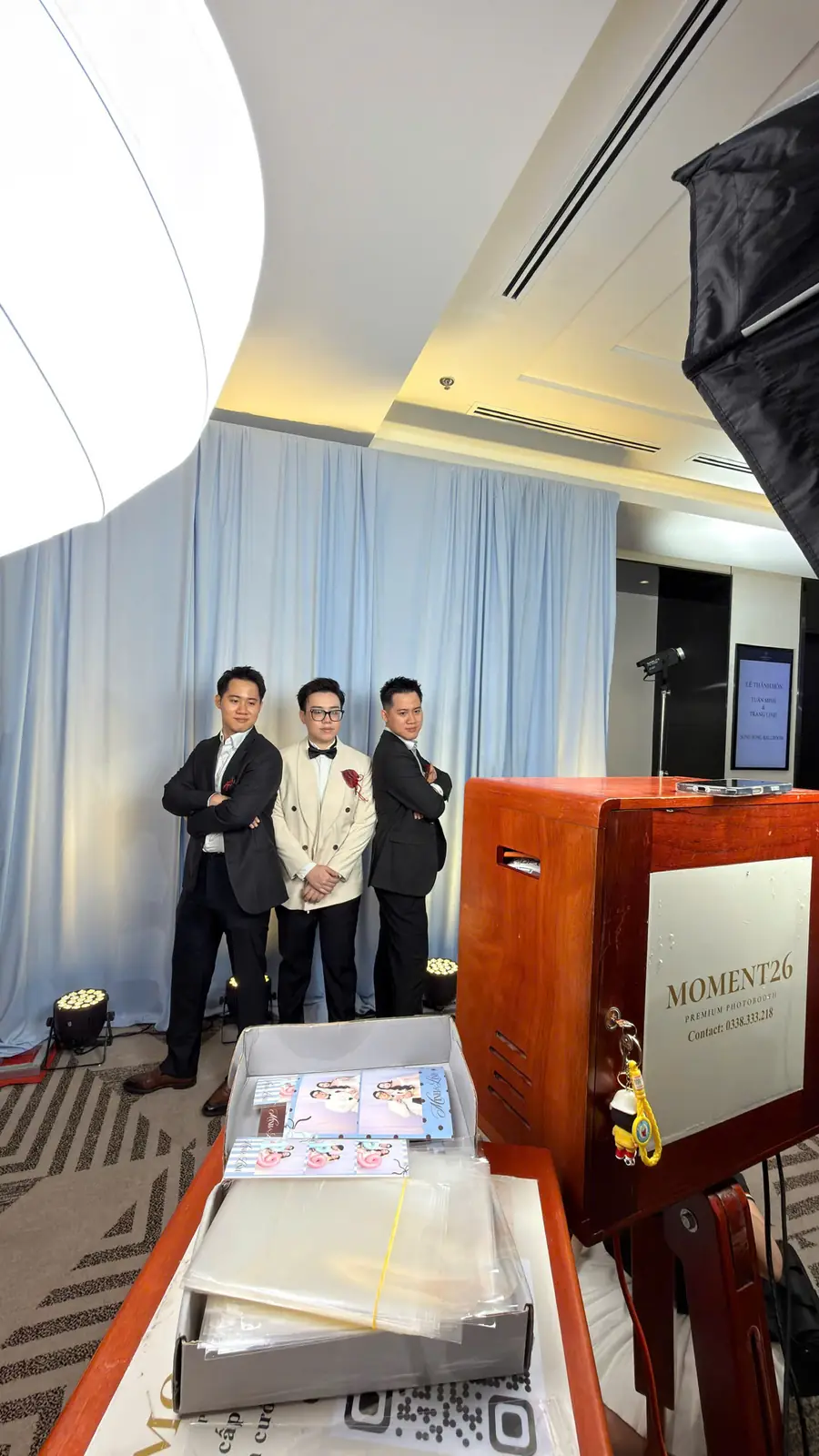 Các chú rể phụ chụp ảnh trước booth gỗ