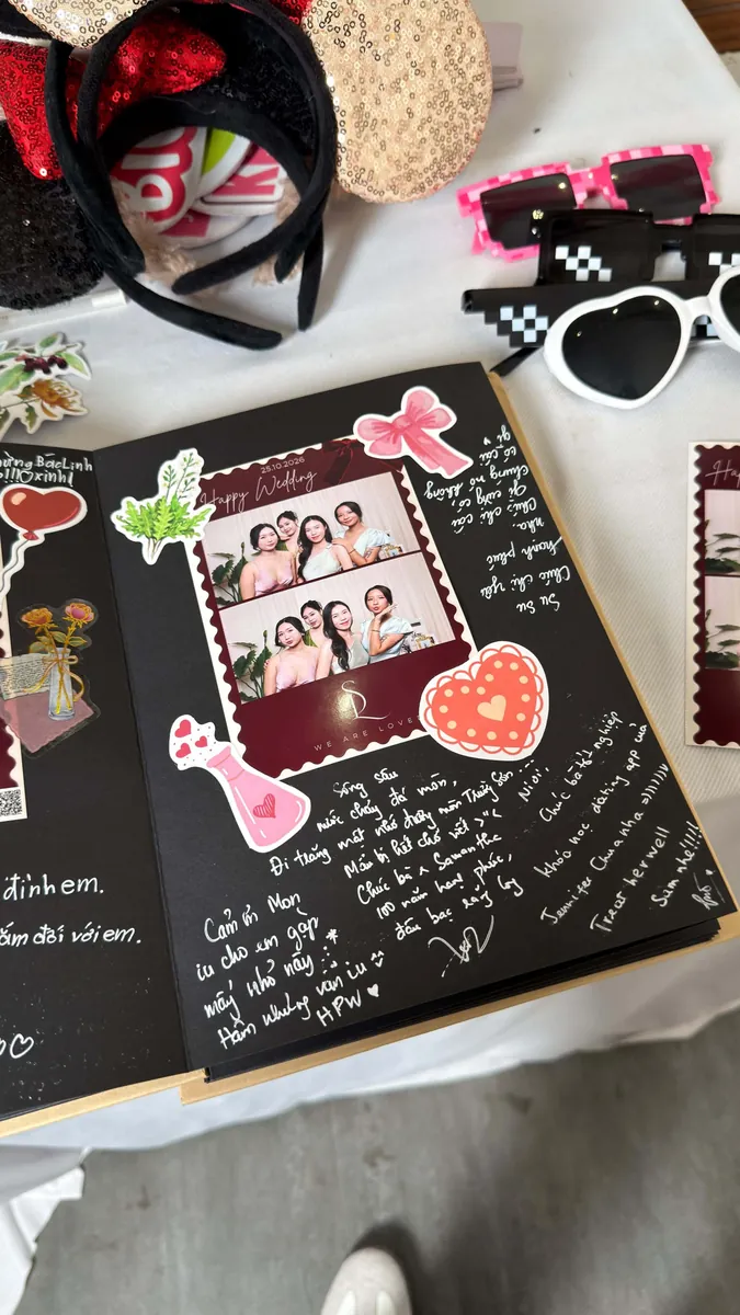 Sổ lưu bút dán ảnh vừa in, sticker và lời chúc viết tay