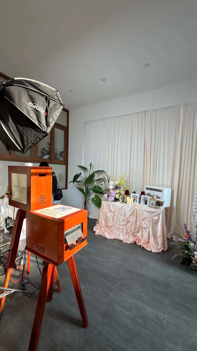 Setup booth gỗ, box in ảnh và bàn ảnh trước giờ đón khách