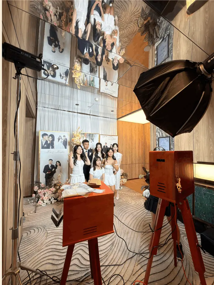 Booth đặt cạnh khu check-in của tiệc cưới